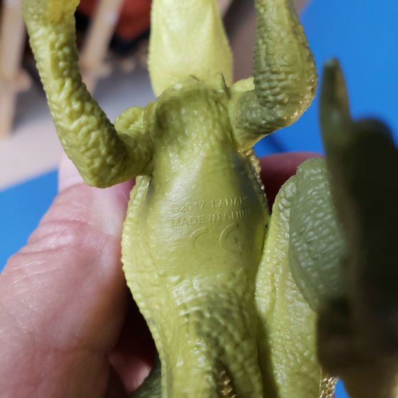 Jurassic Clash Dino Encounter Highly Detailed Raptor Dinosaur Figure Collectible - Picture 8 of 13